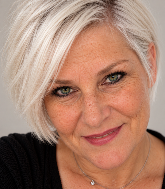 Jolandie Kartenlegen, Auralesen, Aurareinigung, Botschaften aus der geistigen Welt, Energiearbeit, Dualseelen, Karmareinigung, Karmische Partner, karmische Verbundenheiten, karmische Verstrickungen, Jenseitskontakte, Lenormandkarten, Lichtarbeit, Fluchauflösung, Hausreinigung, Hellfühlen, Hellsehen, Hellsehen ohne Hilfsmittel, Hellsehen mit Hilfsmitteln, Pendeln, Seelenreinigung, Schutzrituale, Mondrituale, Magie, magische Rituale, Wahrsagen, Steinkunde, Medium, Orakelkarten, Tierkommunikation, Traumdeutung, Trance Reise in die Anderswelt, Partnerberatung, Weiße Magie, Zukunftsplanung, Seelenblutkarten, Omtatsat Karten